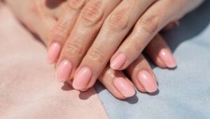 Powder Pink Nails: Dieser Nageltrend stimmt uns jetzt schon auf den Sommer ein