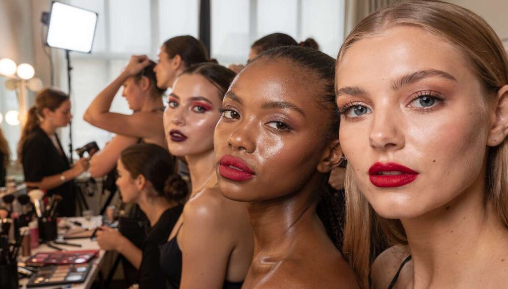 Vom Hydro-Look bis zu prägnanten Lippen: Die Beauty-Inspiration der Fashion-Shows