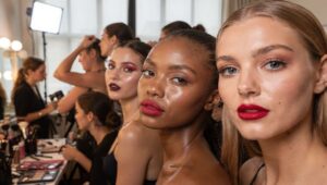 Vom Hydro-Look bis zu prägnanten Lippen: Die Beauty-Inspiration der Fashion-Shows