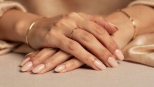 90s Nails: Jetzt tragen wir sie zeitlos wie Carolyn Bessette-Kennedy in "Love Story